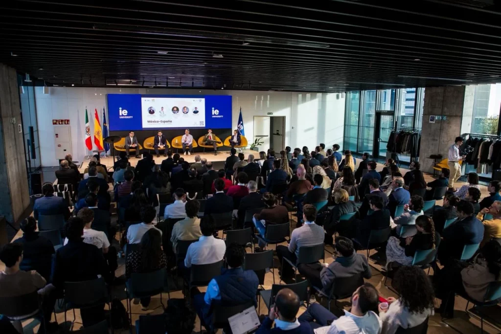México–España. Claves para invertir y hacer negocio. IE University 1 México–España. Claves para invertir y hacer negocio. IE University. El público asistente llenó la sala del evento.