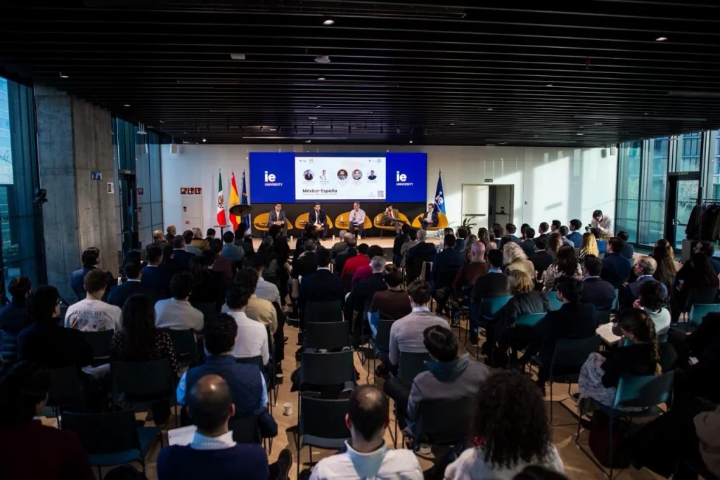 México–España. Claves para invertir y hacer negocio. IE University 2 México–España. Claves para invertir y hacer negocio. IE University. Sala del evento
